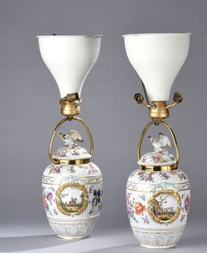 null Paire de vases couvert en porcelaine de Saxe montés en lampe (restaurations...