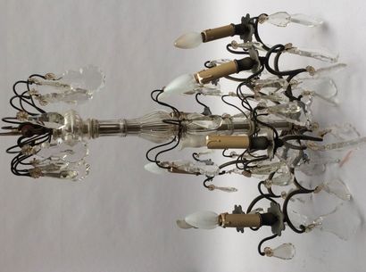 null Lustre en fer forgé et pampilles de cristal à huit lumières. XIXe siècle.
