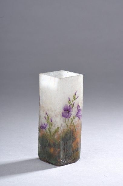 null Petit vase de section carrée à décor de violettes émaillées sur fond gravé à...