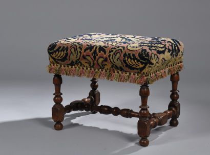 null Tabouret en noyer tourné. Époque Louis XIV.