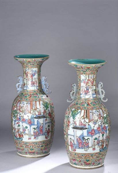 null Paire de grands vases en porcelaine de Canton (éclats, fêles et restaurations)....