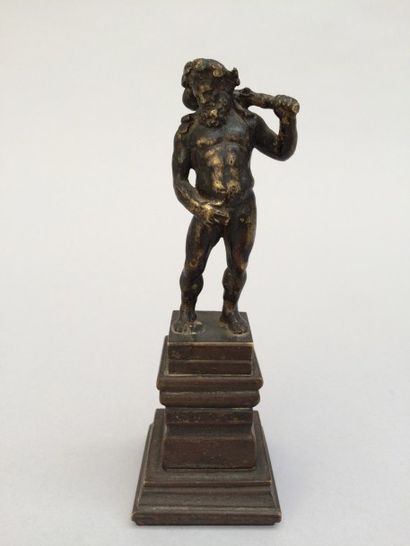 null Ecole française du XIXème siècle. Hercule, la masse sur l'épaule. Bronze patiné,...