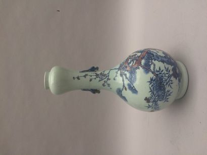 Vase balustre en porcelaine à décor de branches...