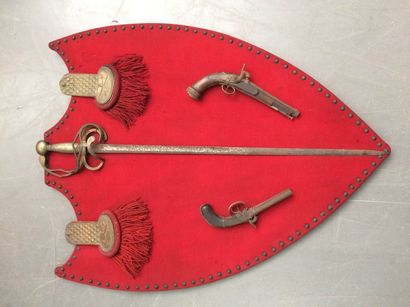 null Ecusson appliqué d'épaulettes, de deux pistolets et d'une épée, XIXème siècle....