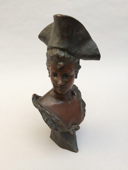 null VAN DER STRATEN (1856-1928), d'après, Buste de femme au tricorne, bronze à patine...