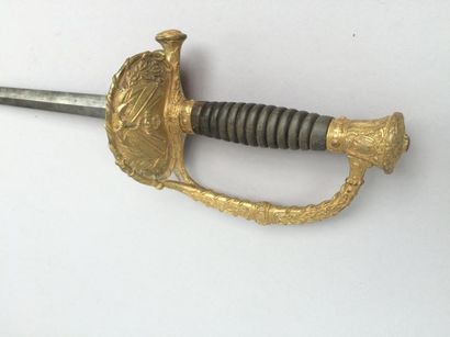 null Epée d'Officier de Marine, modèle 1817 à ciselures. Fusée en corne. Monture...