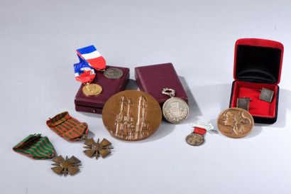 null Ensembe comprenant neuf médailles et décorations militaires, emprunts russes...