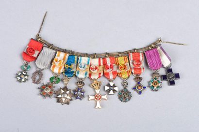 null MINIATURES Brochette de onze décorations miniatures suspendues, par leurs rubans,...