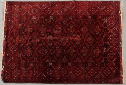 null Grand et fin tapis en laine à décor de losanges sur fond rouge. / Orient, XXe...
