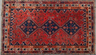 null Deux grands tapis en laine à décor géométrique (usé ou insolé). Caucase, XXe...