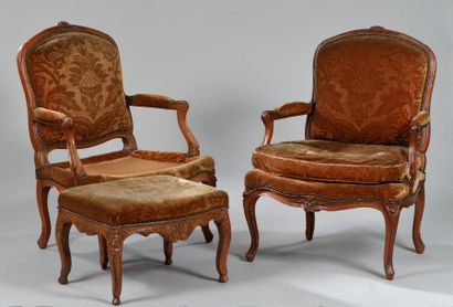 null Deux larges fauteuils en hêtre mouluré sculpté, à dossier à la reine, le dossier...