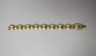 null * Bracelet articulé en or jaune 18K, les maillons de forme tonneau incrustés...