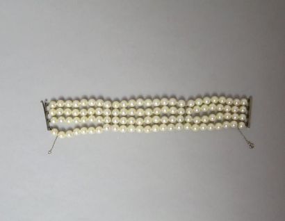 null * Bracelet à quatre rangs de perles de culture alternées de barettes d'or gris...