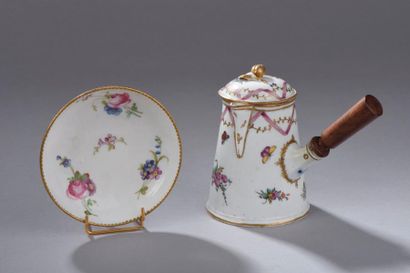 null Verseuse tronconique à fond plat en porcelaine à décor polychrome et or (accidents...