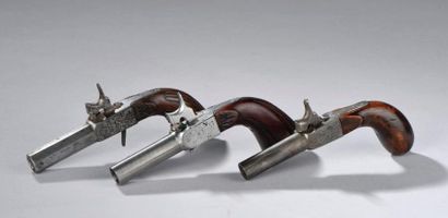 null Trois pistolets en bois et acier. XIXe siècle.