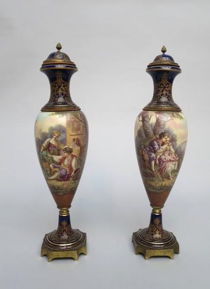 null Paire de grands vases couverts en porcelaine montée en bronze ornée de deux...