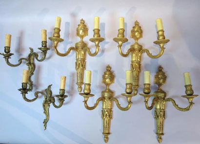 null Suite de quatre appliques en bronze ciselé redoré à deux bras de lumière en...