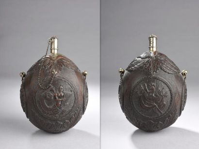 null Poire à poudre en noix de coco sculptée à décor de trophées militaires et de...