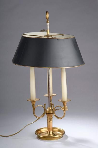 null Lampe bouillote en bronze et laiton à trois bras de lumière en forme de cors...