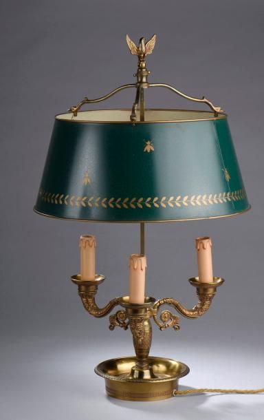 null Lampe de bouillote en bronze ciselé à trois bras de lumière en console feuillagée....