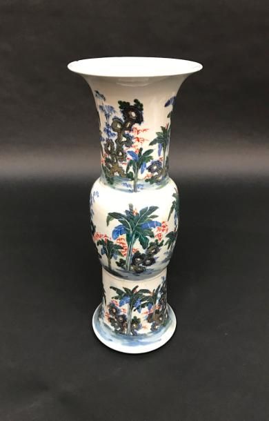 null Vase Gü en porcelaine blanche à décor en bleu sous couverte et émail vert, rouge...