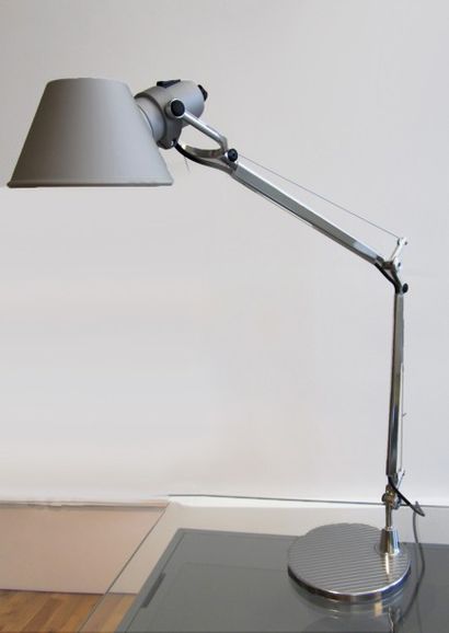 null ARTÉMIDE. Lampe de bureau, modèle Tolomeo mini en aluminium poli.