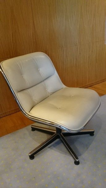 null Charles POLLOCK (1930 - 2013). Six chaises en fibre de verre moulé et garniture...