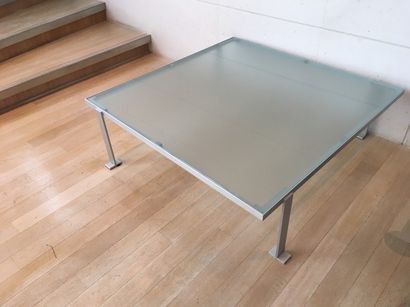 null Deux tables basse à plateau carré en verre sablé, le piètement décalé en métal...