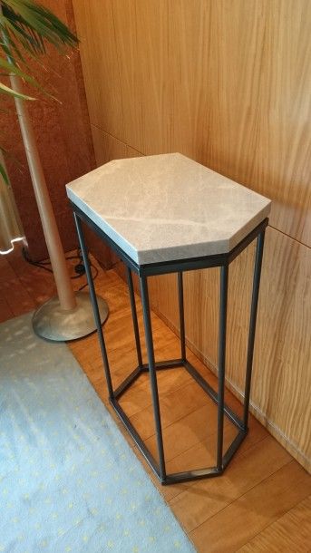 null Petite console de section hexagonale à plateau de marbre gris et piètement en...