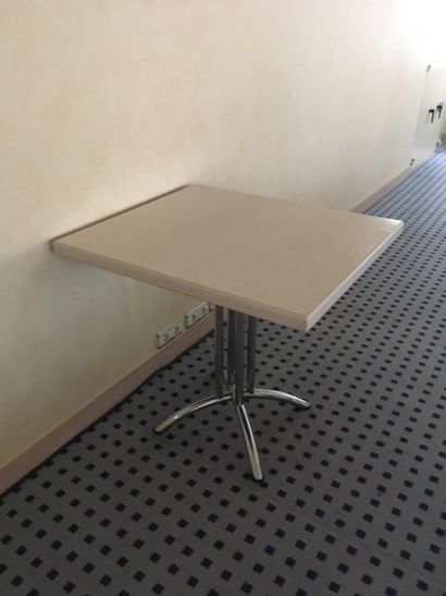 null Petite table rectangulaire à plateau façon bois clair et piètement cruciforme...