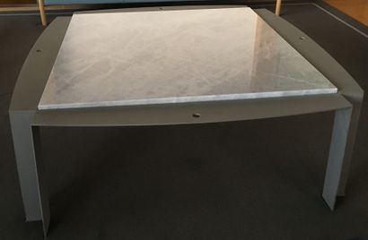 null Table basse en métal laqué gris et plateau de marbre gris. Haut. : 37 cm - Larg....