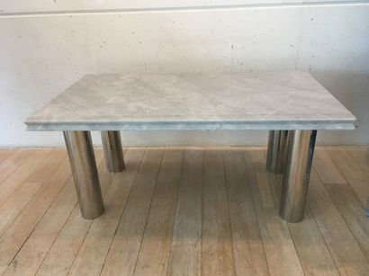 null Table basse rectangulaire à plateau de marbre gris verni, piètement tubulaire...