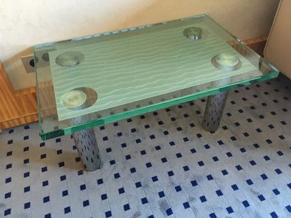 null Trois tables basse à plateau rectangulaire en verre orné d’ondulations moulées...