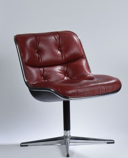 null Charles POLLOCK (1930 - 2013).Chaise de cuir rouge et coque noire Edition Knoll...