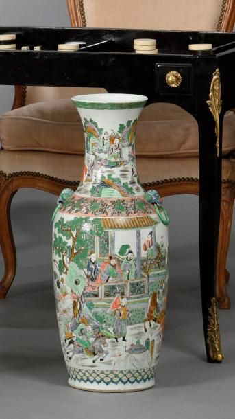 null Vase balustre en porcelaine blanche décorée en émaux polychromes de personnages...