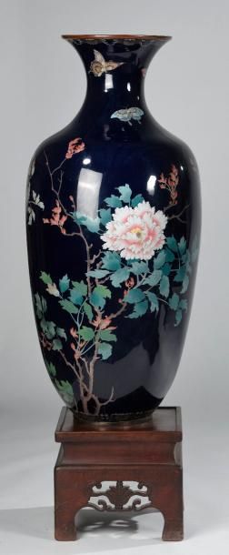 null Important vase en cuivre et émaux cloisonnés à fond bleu foncé à décor polychrome...