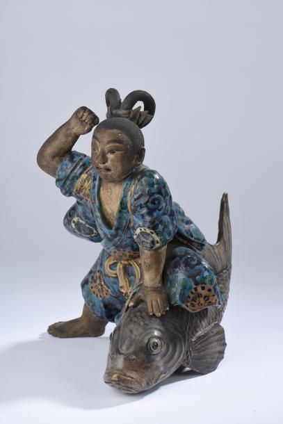 null Statuette de Kinko sur sa carpe en grès émaillé polychrome. / Japon, époque...