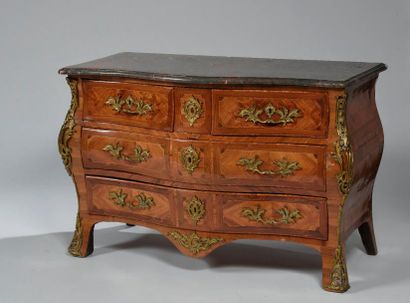 null Large commode tombeau en placage de bois de rose, bois de violette et palissandre....