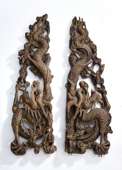 null Deux éléments décoratifs en bois sculpté et doré à décor de dragons (manques)....