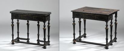 null Table de changeur à dessus dit brisé, en bois noirci mouluré et tourné à décor...