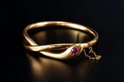 null Bracelet rigide ouvrant, en or jaune 750 millièmes, l'extrémité à décor de serpent...