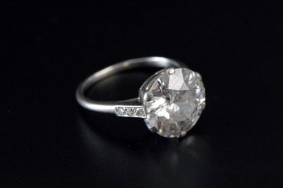 null Bague en platine 850 millièmes, ornée au centre d'un diamant rond demi taille...