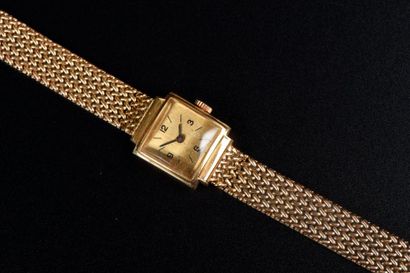 null Montre bracelet de dame, en or jaune 750 millièmes, la montre de forme carrée,...