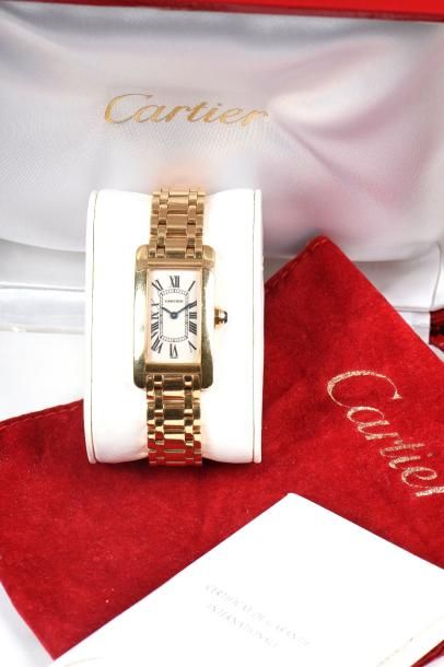 CARTIER Montre bracelet de dame modèle Tank Américaine en or jaune 750 millièmes....