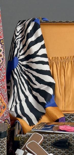HERMES 
Carré de soie «Pegasus Zebra» à décor en noir, blanc, orange et mauve sur...