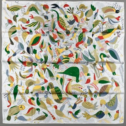 HERMES 
Carré de soie «Le bal des oiseaux» à décor polychrome sur fond blanc.
90...