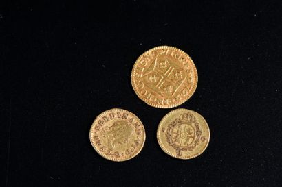 Trois petites pièces en or jaune, dont une...