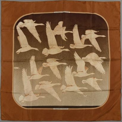 HERMES 
Carré de soie «Grands oiseaux migrateurs» à décor dans des camaïeux d'ocre...