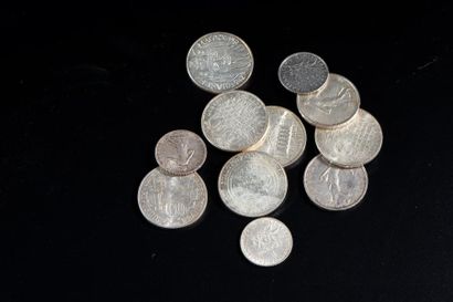 null Onze pièces en argent: six de cent francs, deux de cinq francs et trois de un...