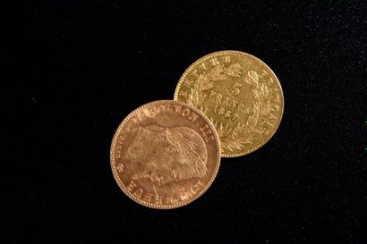 Deux pièces en or jaune de cinq francs.